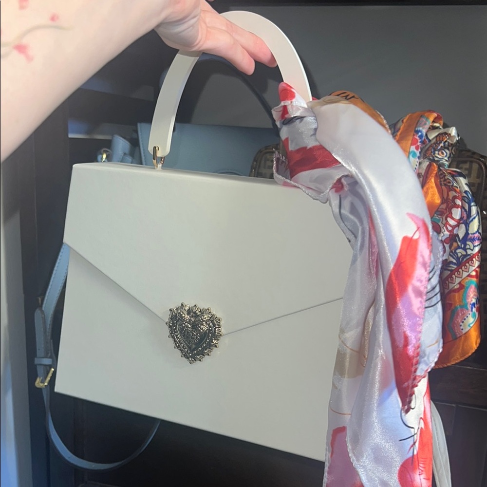 Elegant White Handbag with Gold Accent - Picture 4 of 8